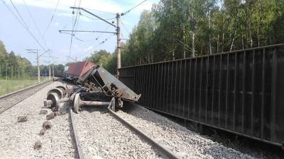 Под Екатеринбургом с рельсов сошел грузовой поезд