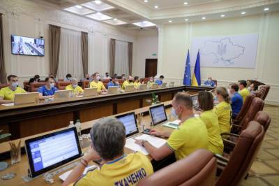Министры пришли на заседание Кабмина в форме сборной Украины по футболу
