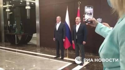 Лавров шуткой ответил на просьбу журналиста из Турции не загораживать российский флаг