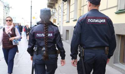 В Петербурге полицейские задержали мужчину с плакатом «Владимир Путин, хватит врать»