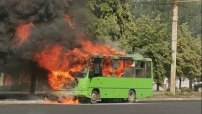 Не выдержал жары: автобус с пассажирами загорелся на ходу в Челябинске — видео