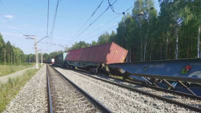 Товарный поезд сошел с рельсов в Свердловской области