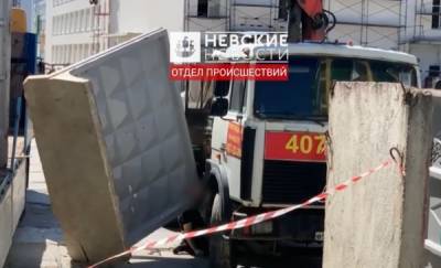 Появилось видео с места ЧП в Мурино, где бетонная плита придавила рабочего