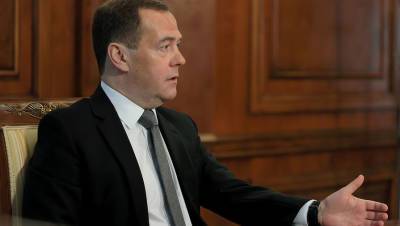 Медведев призвал активнее бороться с продажей наркотиков в сети