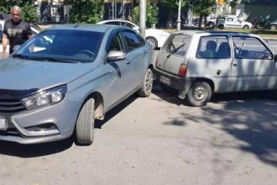 Оставленная на парковке «Лада» укатилась и задела две машины в Пскове