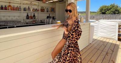 Экзотично! Яна Рудковская отдыхает в пляжном баре в леопарде с ног до головы