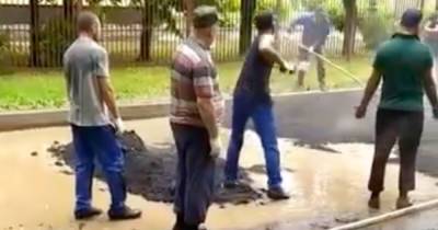 Наводящие «переправу через лужу» коммунальщики в Москве попали на видео