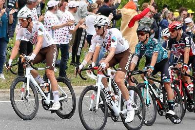 Полиция Франции задержала виновницу массового падения участников "Тур де Франс"