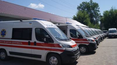 В Лисичанске водителям "скорой", которые закончили курсы парамедиков, вручили сертификаты и ключи от новых реанимобилей