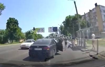 Лексус на скорости снес девушку в Одессе, момент попал на видео: "Переходила на зеленый"