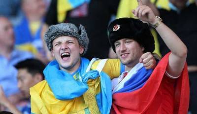 Евро-2020: болельщику с флагом России порвали футболку на трибуне с украинскими фанатами