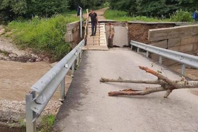В одном из районов Кубани из-за ливня рухнул мост