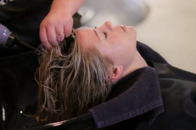 Как освежить волосы, если под рукой нет шампуня: 4 отличных способа
