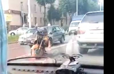 В Смоленске мотоциклист без прав покалечил собрата-нарушителя