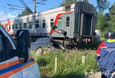 Два человека пострадали в ДТП с легковушкой и поездом в Приозерске