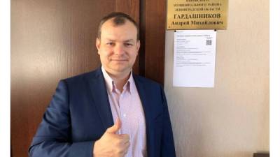 На двери кабинета главы Кировского района появился QR-код о вакцинации чиновника