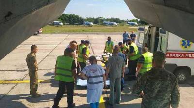 Девятерых военных самолетом доставили на лечение в киевский госпиталь