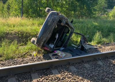 В Приозерске поезд снес легковой автомобиль. Двое человек пострадали