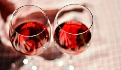 Кардиолог сравнила полезные свойства красных и белых вин