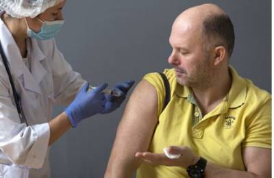 Эксперт «Сколково» оценила идею повторной вакцинации раз в полгода