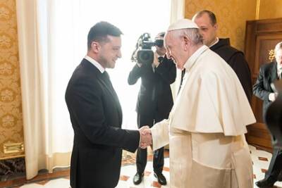 Зеленский пригласил Папу Римского совершить «судьбоносный визит» на Украину