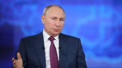 Принимающий вопросы Путину попал в кадр: он стучит по клавиатуре невпопад