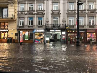 Львов опять оказался во власти стихии – улицы ушли под воду (видео)