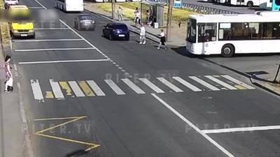На Звездной улице в результате ДТП петербурженка попала под автобус