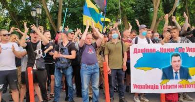 Ветераны АТО и национал-патриоты заблокировали дорогу возле дома Зеленского и требуют отставки Данилова (Видео)