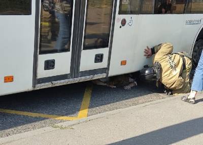 Петербурженка попала под автобус и проехала под ним до остановки