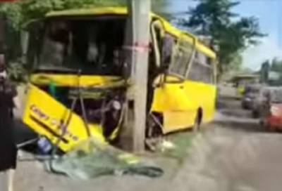 В Киеве маршрутка с пассажирами врезалась в столб (ВИДЕО)