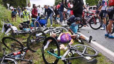 Полиция арестовала болельщицу, которая инициировала завал на «Тур де Франс»
