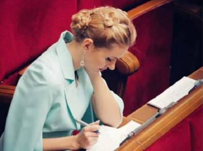 Скороход появилась в Раде в платье с цветочным принтом и повторила знаменитую прическу Тимошенко
