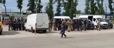 В Киеве вооруженные напали на рынок «Столичный» и разбивали прилавки: пострадали трое полицейских