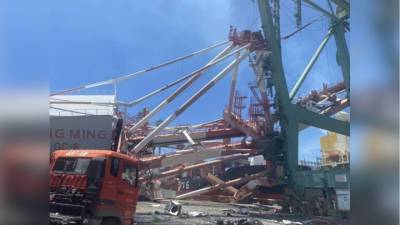 В тайваньском порту рухнули огромные краны. Видео