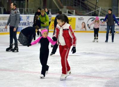 "Кристалл" предлагает сахалинцам покататься на коньках