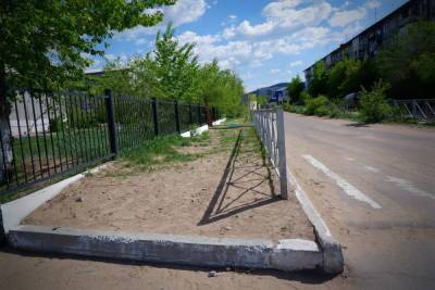 В Улан-Удэ нашли школы без тротуаров