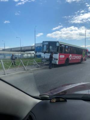 Автобус снес столб в Шушарах