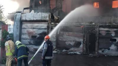 Мощный пожар произошел в здании автосервиса в Мытищах
