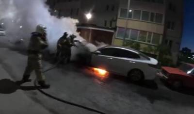 Два автомобиля «Киа» горели ночью во дворе на улице Широтной в Тюмени