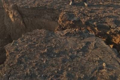 В районе Омской области дорожники укрепили размытую дамбу глиной