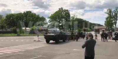 Рейдеры-националисты на БТРе штурмуют киевский рынок, прорывая полицейский кордон