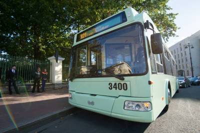 Заблокировавшая проезд троллейбусу женщина ударила журналиста в Петербурге