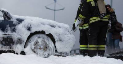 В Гурьевске сгорел припаркованный у жилого дома автомобиль