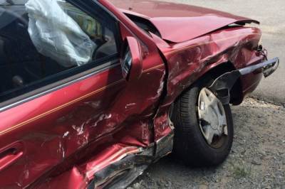 В Хабаровске молодой водитель погиб после удара в световую опору