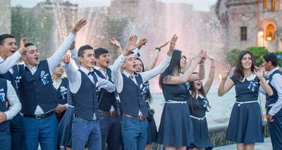 В школах Армении прозвучит "Последний звонок"