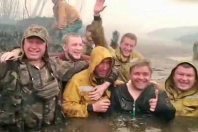 Куйвашев поручил наградить пожарных, спасшихся в воде от огня в Тюменской области