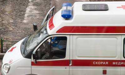 В Карелии мужчина нападал на полицейских у машины «скорой помощи»