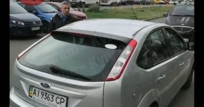 В Киеве таксист забрызгал женщину газовым баллончиком на глазах у ребенка (видео)