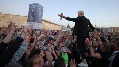 Диана Арбенина прыгнула в толпу зрителей во время концерта на Дворцовой